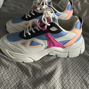 Brand new Steve Madden sneakers. Tag still attached.